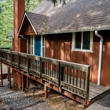 Cedar Retreat with Hot Tub, Sauna & Lake Access