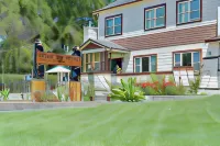 Cinnamon Bear Creekside Inn