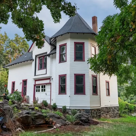 Lovely 2 Bedroom Carriage House Unit with Loft