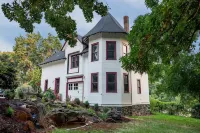 Lovely 2 Bedroom Carriage House Unit with Loft