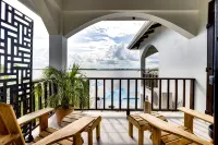 Ophelia's Villa: Waterfront Luxury with Private Pool - Wifi