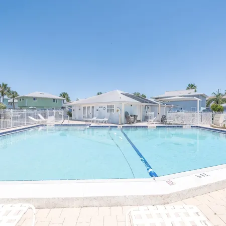 Steps to beach & restuarants and Pet Friendly!