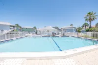 Steps to beach & restuarants and Pet Friendly! - プール