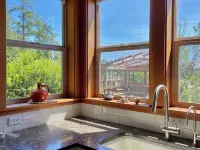 Bright art-filled home, fruit trees, valley view 로페즈 아일랜드 호텔