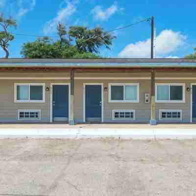 Waterfront Views in Rockport–FultonStay at Our Charming Motel Room. Hotel Exterior