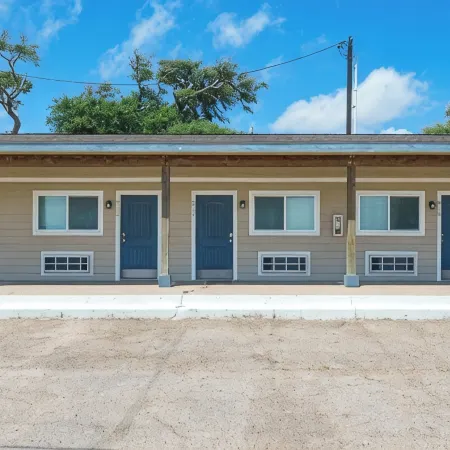 Waterfront Views in Rockport–FultonStay at Our Charming Motel Room.