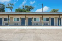 Waterfront Views in Rockport–FultonStay at Our Charming Motel Room.