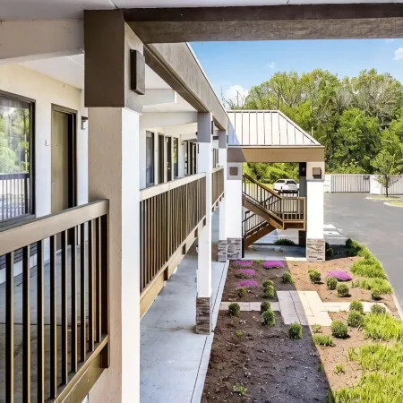 Farragut Inn & Suites