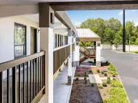 Farragut Inn & Suites
