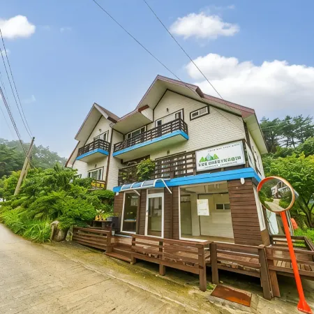 Gangneung Da Beach Pension Отели рядом с достопримечательностью «Парк Дэгванрён»