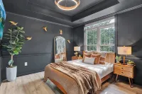 Private Lakefront Retreat-Mins to Waterparks and Attractions - 4-Star