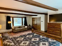 River Pines~Downtown Waterfront Wildlife Watching!Firepit,Snowmobile,2 King Bds - Wi-Fi