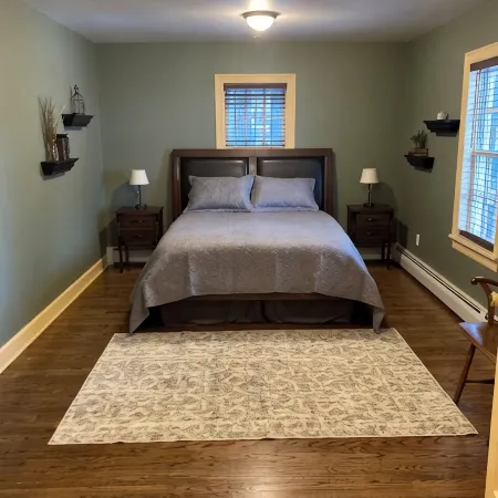 “Carriage House” Walking Distance Private 5 Acres.
