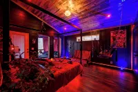 New Sexy Red Room - Outdoor Movie - Spa - Sauna - 4-Star