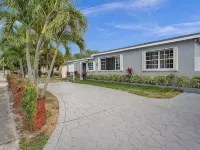Charming 3-bedroom house with WiFi, AC in fantastic Miami Hotels in Golden Glades