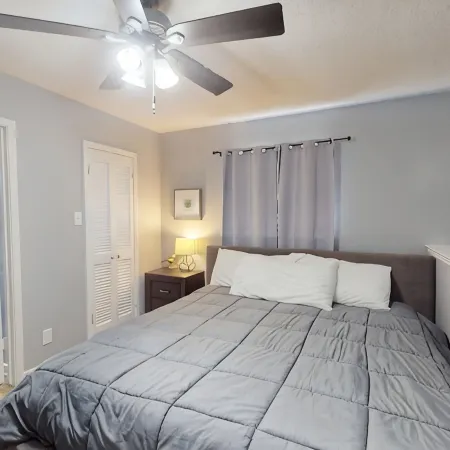 I841 – World Cup Stay - 18 Min to at&T - Sleeps 4 - Public Transit