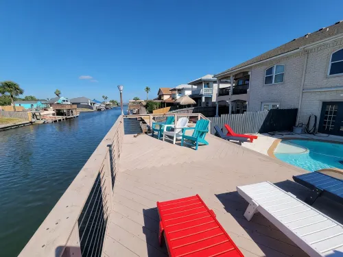 3 bedrooms, Sleeps 11 Guests. Private Pool and only a Short Drive to the Beach