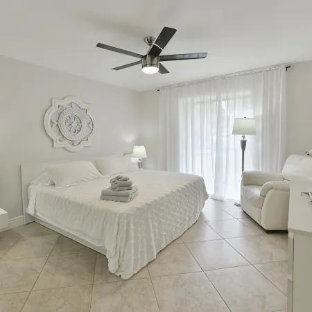 Cozy home with big pool and BBQ in Wellington!