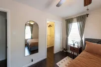 Charming 3-bedroom house in lovely East Dallas with AC and Plenty of Space - บังกะโล