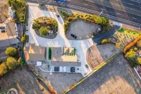 Melrose Exec Studio Queen + Bunk - Pet-Friendly