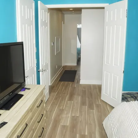 Modern gated renovated 3BR townhome near beaches & Boca G with resort amenities!