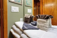 Charming Lake Wissota Cabin Retreat - Chalets