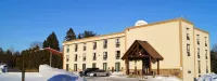 Red Maple Inn and Suites - parkir