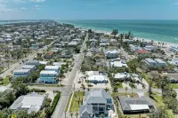 Single Level Home- 1 Minute Walk to the Beach- 5 minute walk to Restaurant/Shops - 2-Star