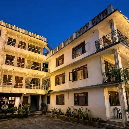 Nirvaan Guest House (Hotel Bibidh) Отели рядом с достопримечательностью «Храм Пашупатинат»