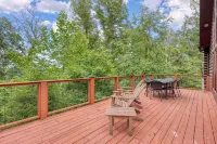 River Woods Retreat: Hot Tub, Hikes, 2 Fireplaces, EV - 4-Star