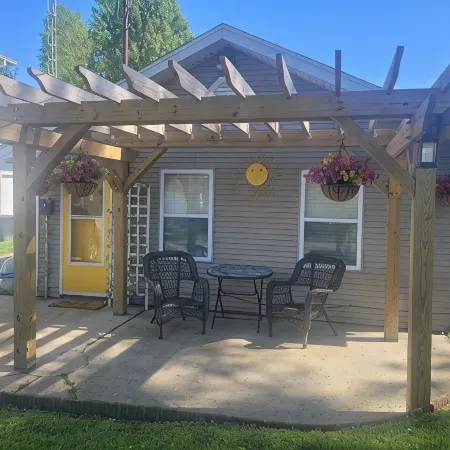 Pergola Place - Lake Access, 2 Bedroom, Sleeps 4, Pet Friendly
