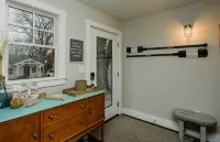 Peaceful Cottage/Private Parking & Backyard/Strong WiFi/Walk to Sheridan Beach! - breakfast