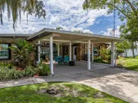 Waterfront Mid Century Cottage w/Pool and Spa- Close to beaches - Sleeps 9 - Bungalows