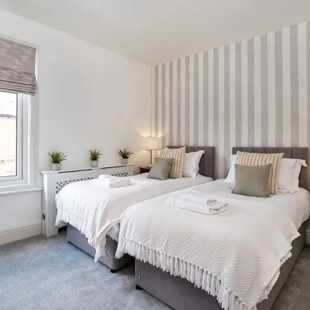 Amberley House - with Hot Tub + Free Parking
