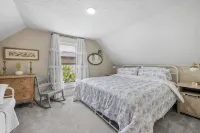 NEW Updated Farmhouse in Custer - 2 Blocks from Main Street!