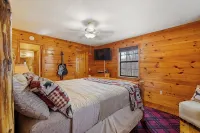 Mountain Views, 3 king beds, ready for Multi Couples get away!!! Fido too!!!