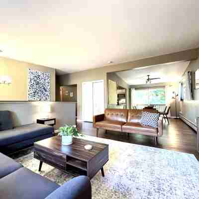Cozy 3-Bedroom 1 Mile to Downtown & Michigan Stadium w/ Free Parking Others