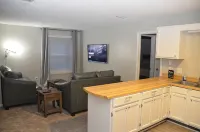 Remodeled apartment one minute to Fort Novosel gate.  Short or Long-term stays! - 무료 와이파이