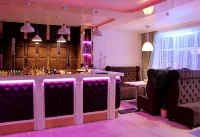 Tourist Hotel - Bãi đậu xe