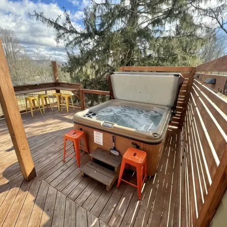 Newly built Luxury 3 bedroom Mountain Chalet in town - Hot tub and Pet Friendly!