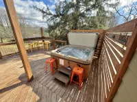 Newly built Luxury 3 bedroom Mountain Chalet in town - Hot tub and Pet Friendly! - Wifi