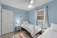 Outer Banks Haven: Pet-Friendly, Walk-to-Beach, EV Charging, Updated Kitchen - balcón