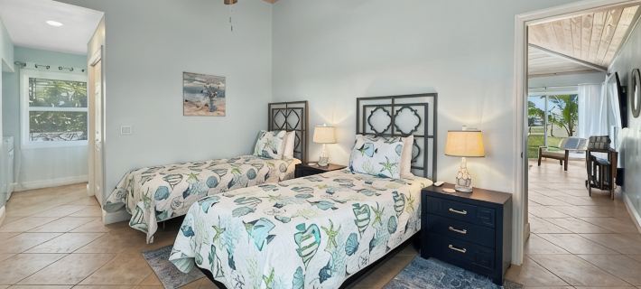 Golf Cart Included, Abaco Villa, Treasure Cay, Bahamas, 100 yards from beach Hotels in Great Abaco