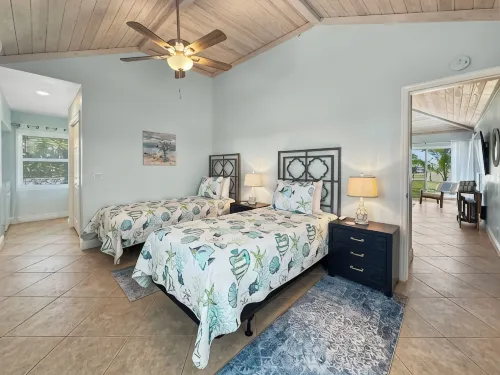 Golf Cart Included, Abaco Villa, Treasure Cay, Bahamas, 100 yards from beach - homestay