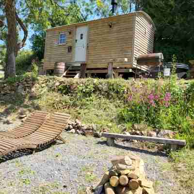 Plum Hut, romantic shepherd hut retreat with log burner, hot tub, pet friendly! Others