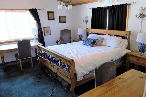 DOWNTIME: 4BR/3BA Lake Retreat w/ Sports Court, Near Snow and Lake Adventures - 2-Star
