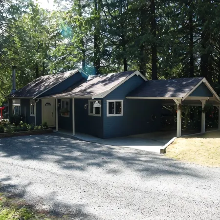 "The Guest House" on beautiful Sproat Lake!