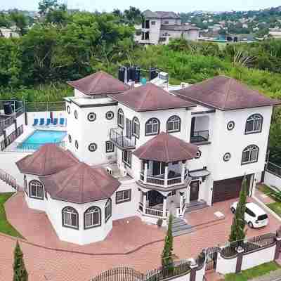 PERFECT FOR LARGE GROUPS-EXCELLENT LOCATION, MINUTES FROM EVERYTHING. Hotel Exterior