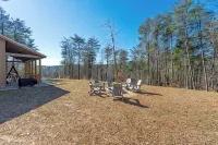 Cozy 3-bedroom cabin in Dahlonega with a vibrant Game Room!