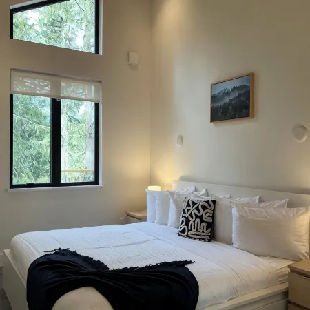 Cliffside Hideaway: Luxurious, Peaceful, with Gorgeous views Over the Ocean